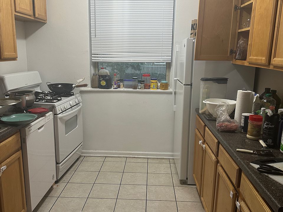 1st image of 7511 N Greenview Ave #1