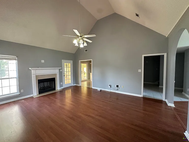 225 Autumn Woods Dr — Photo 2