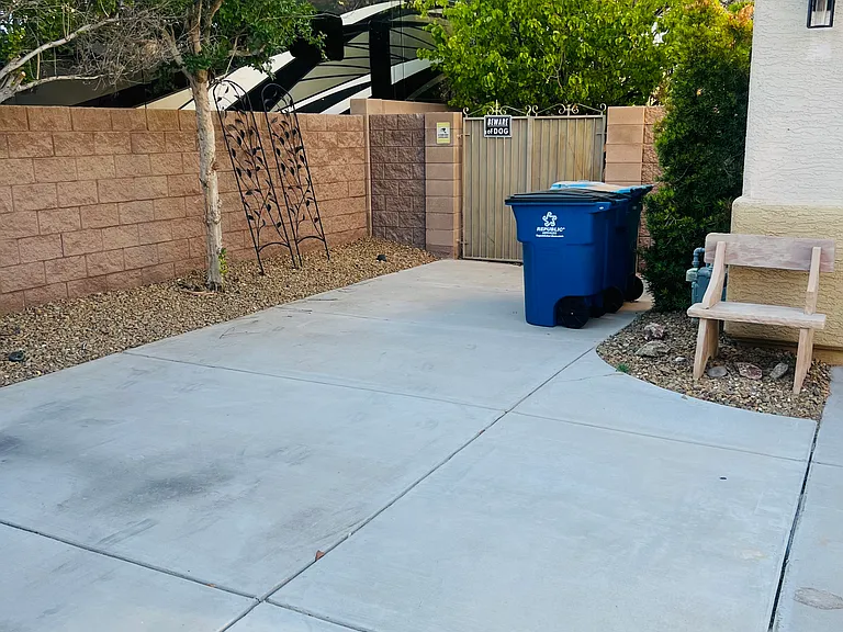 large driveway with RV parking for 8 plus cars
