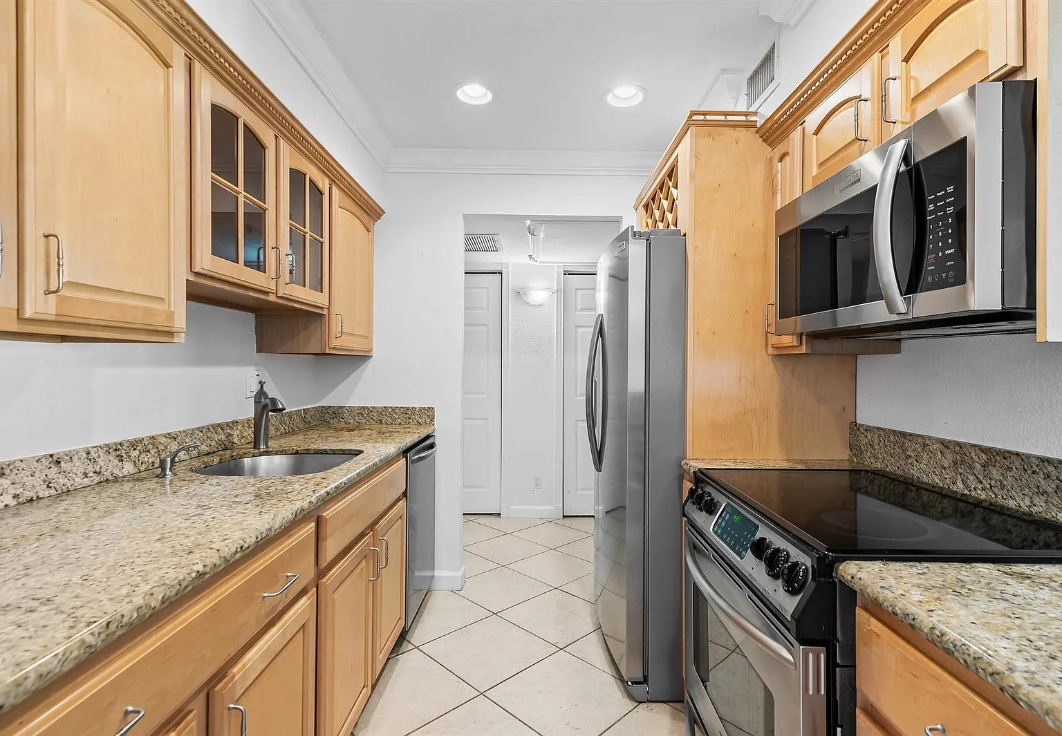 2 bed, 1000 sqft, $2,350 — Photo 2