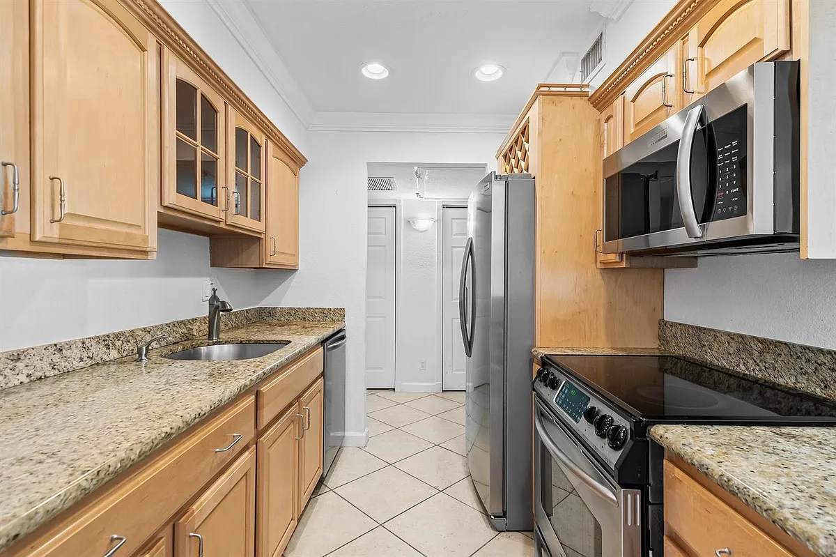 Building Photo - 1501 E Broward Blvd #3