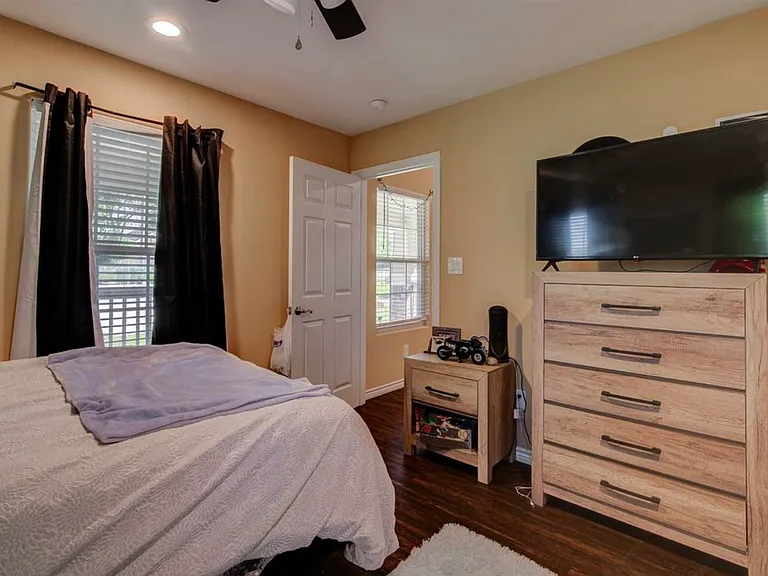 534 E Brockett St — Photo 16