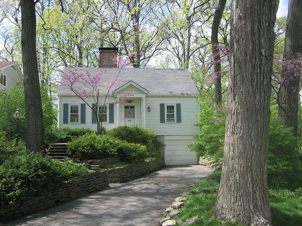 Lake Ellyn Park Charmer on bldable 50x175 lot overlooking park & steps to lake