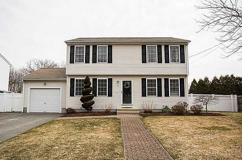 1st image of 3 Woodside Dr