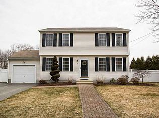 3 Woodside Dr, North Providence, RI 02904