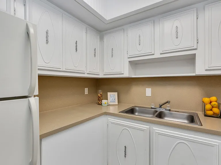 Midship Apartments — Photo 17