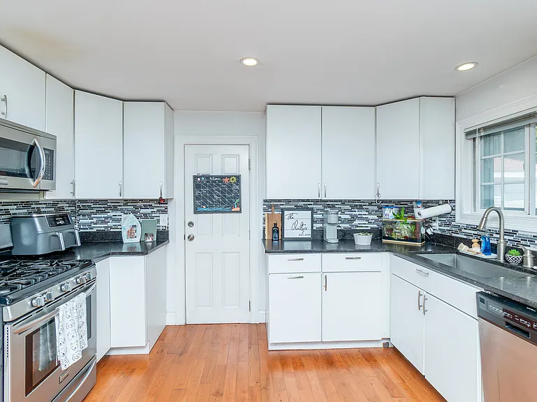 10 Underhill St #2 — Photo 8