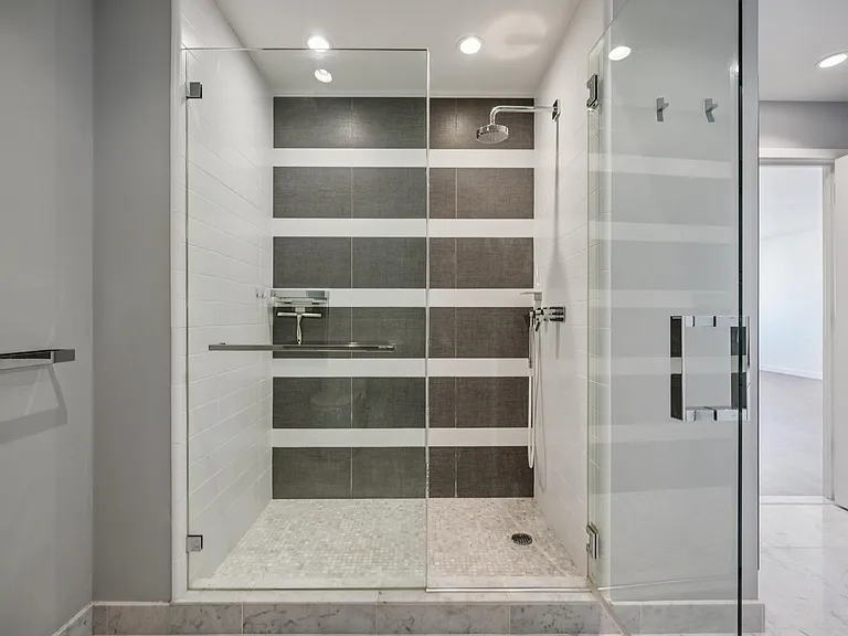 260 King St #1011 — Photo 14