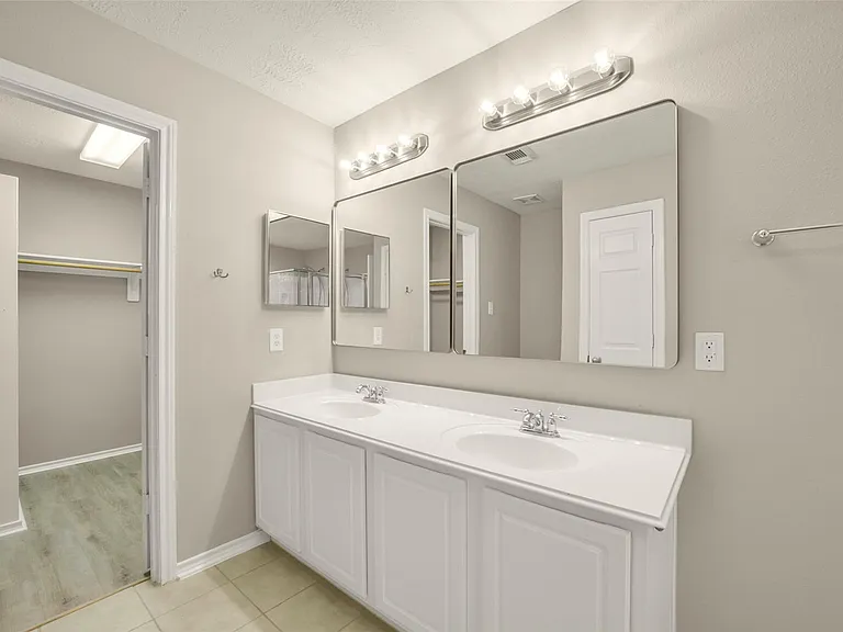 171 N Burberry Park Cir — Photo 21