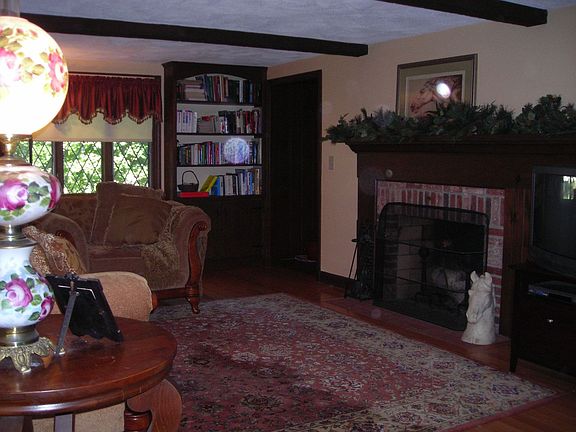 Warm and inviting w/blt-ins
