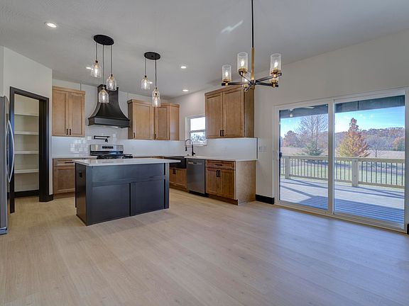 3rd image of 609 N Acacia Avenue