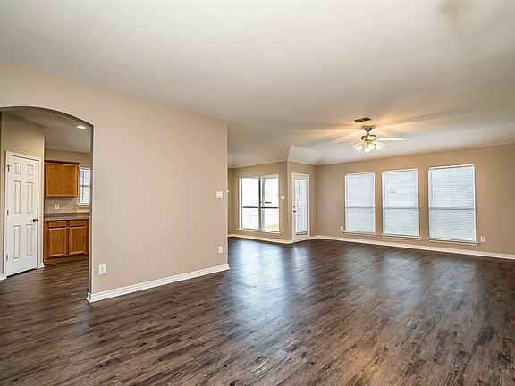 5th image of 301 Olivia Ln
