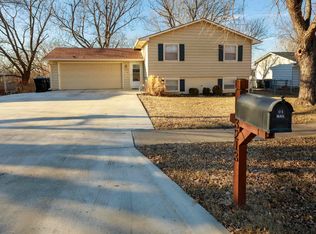 3213 SW Skyline Dr W, Topeka, KS 66614