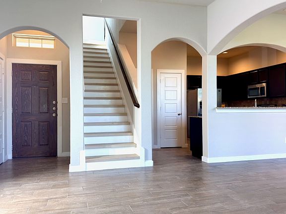 3rd image of 136 Lakeview Ct