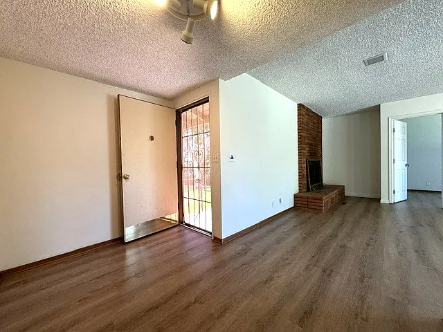 211 Green Oaks Dr — Photo 3