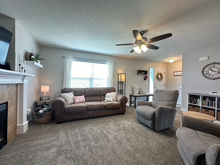 1709 Crabapple Ln — Photo 3