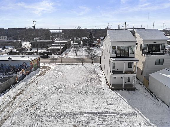 3rd image of 498 W Town St