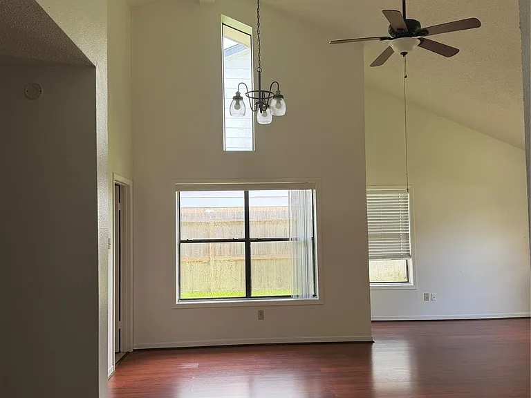 2926 Colony Dr — Photo 9