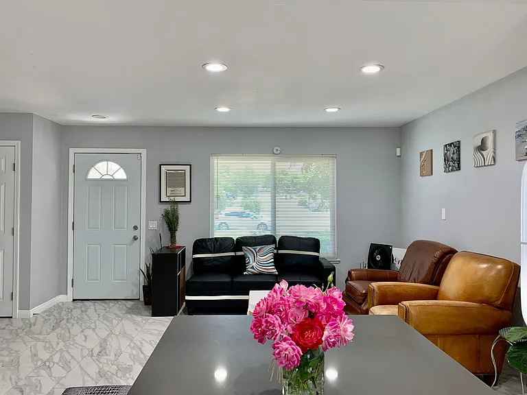 2625 Baltic Ave — Photo 8