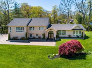 6 Kodiak Dr, Woodbury, NY 11797