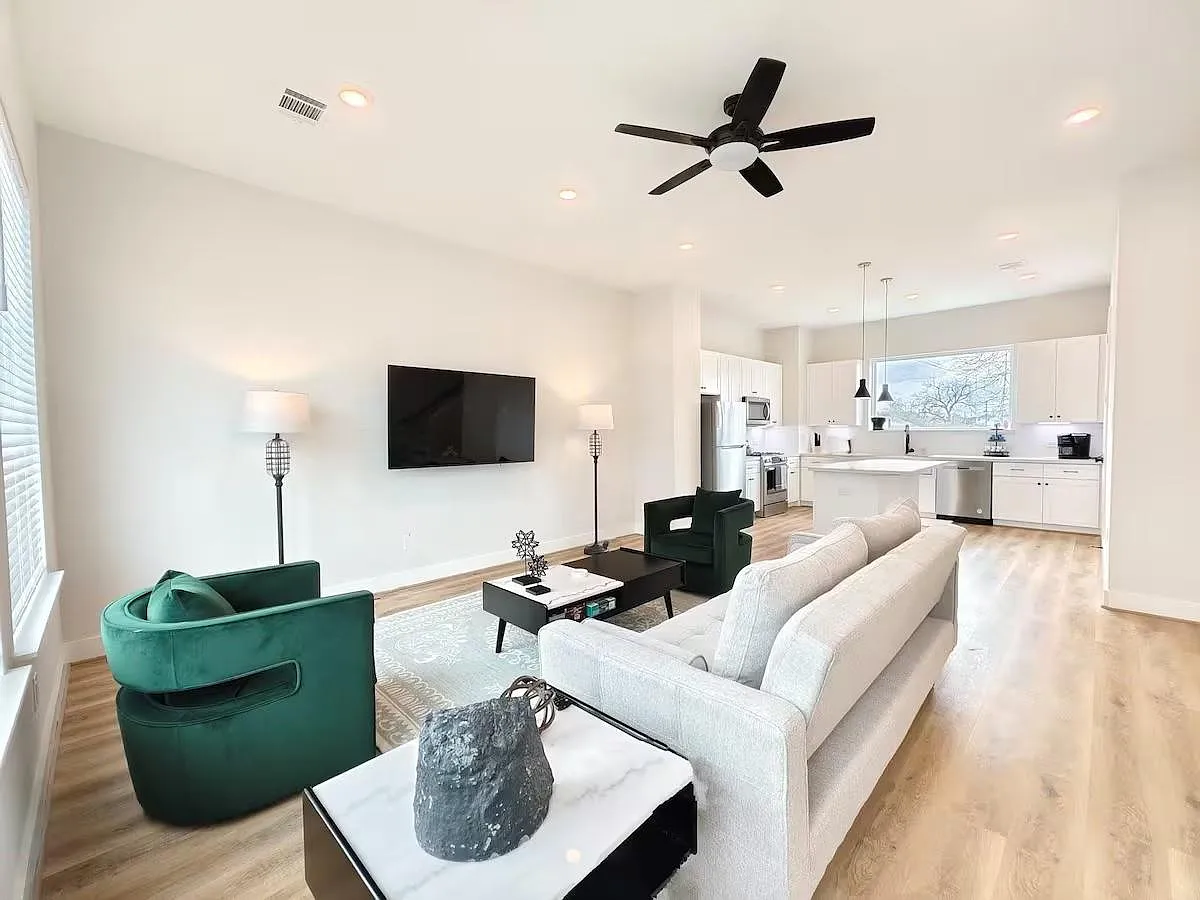 3 bed, 3.5 bath, 1939 sqft, $2,900 — Photo 4