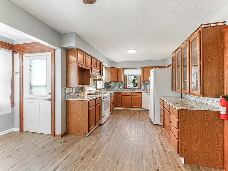 85 Maple Dr — Photo 6