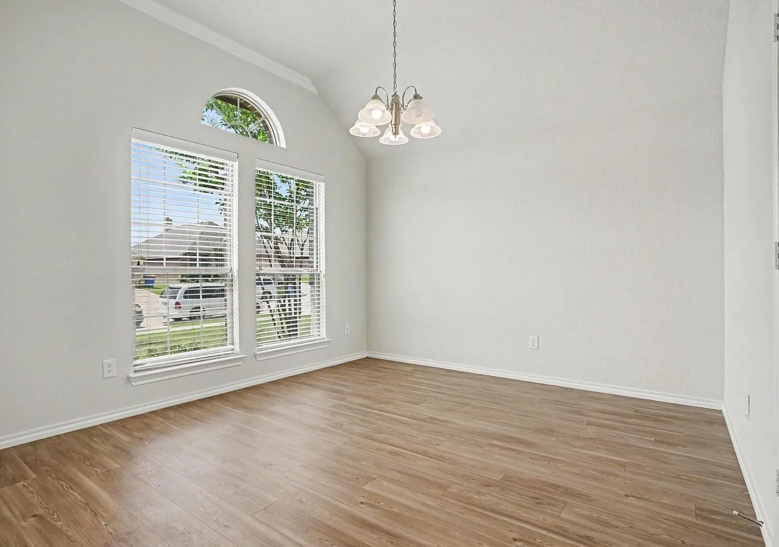 429 Tobin Dr — Photo 2