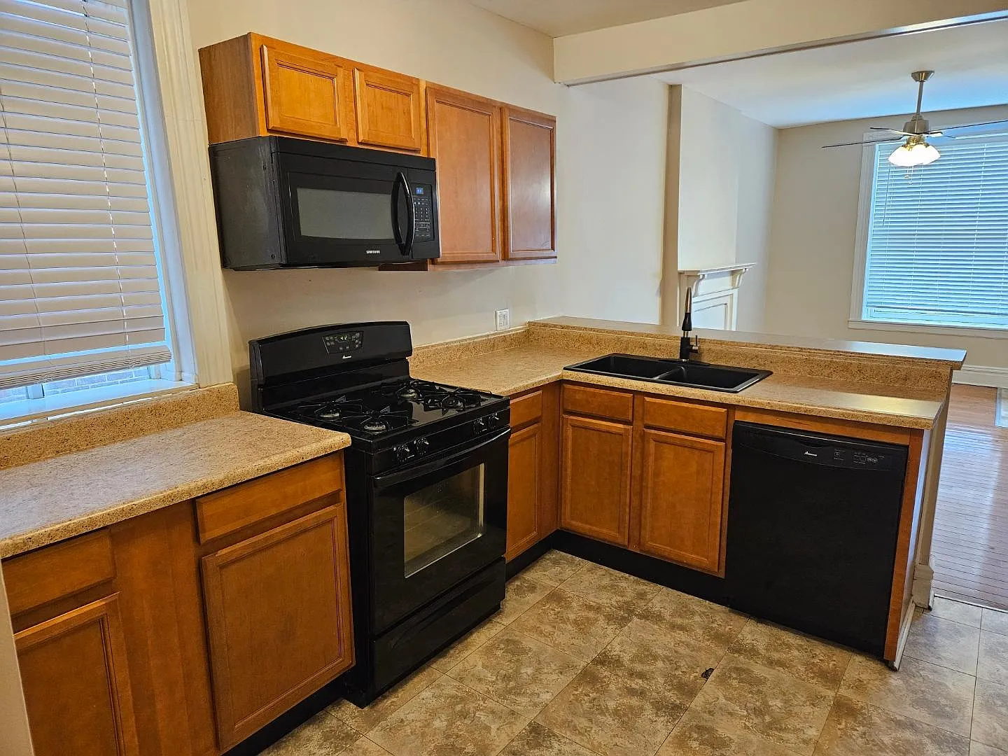 1 bed, 700 sqft, $1,095 — Photo 2