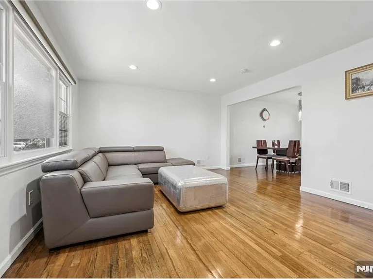 10 Julia St — Photo 7