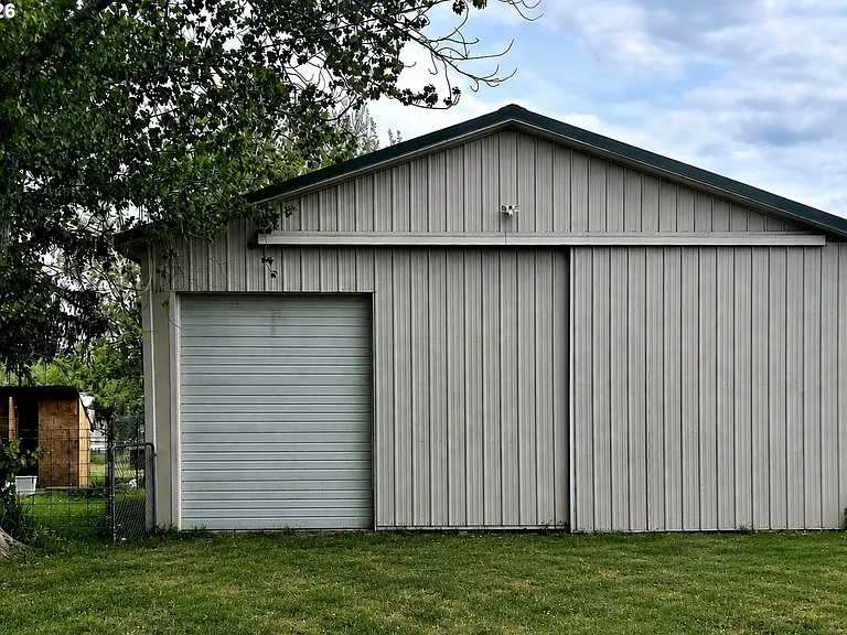 395 Center St — Photo 4