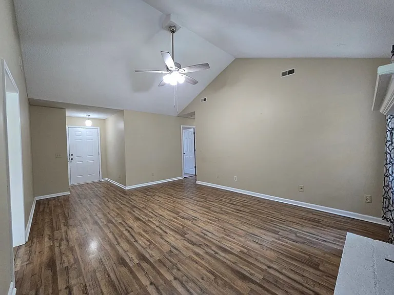 1520 Crowndale Dr — Photo 5