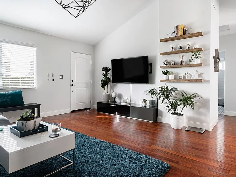 1350 N Stanley Ave — Photo 8