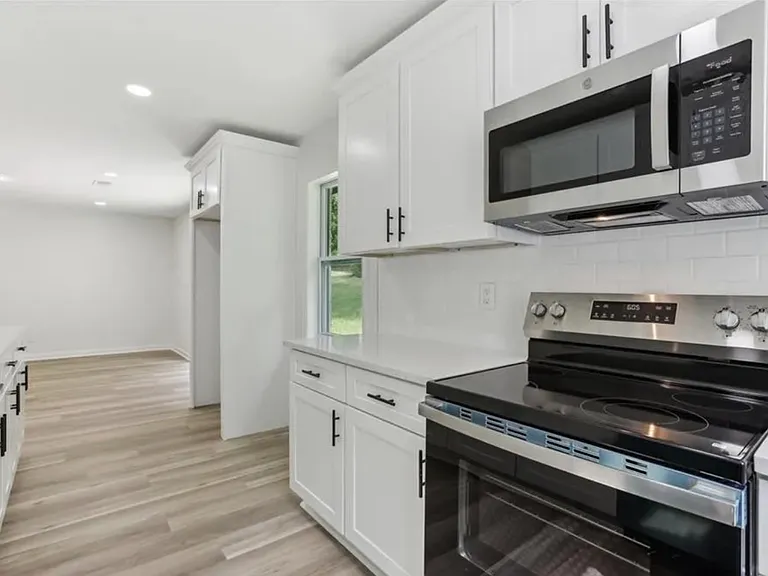 2744 Preston Dr — Photo 10