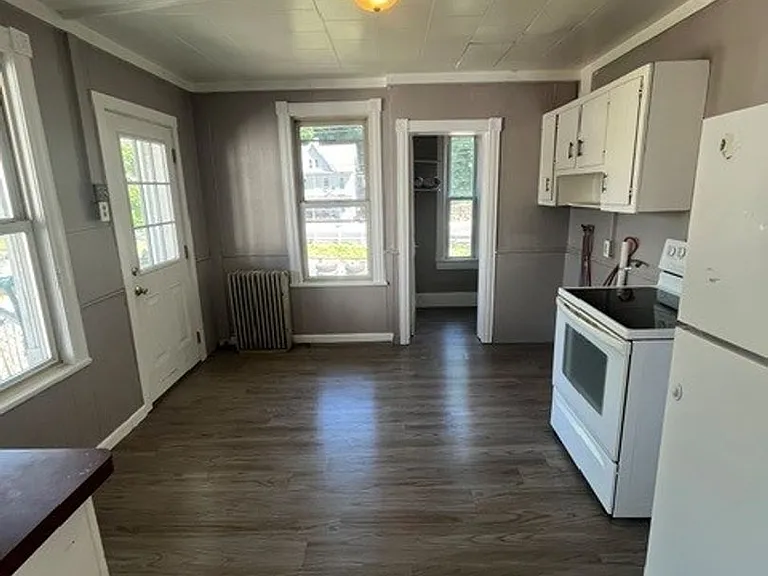 223 W Rowe St — Photo 5