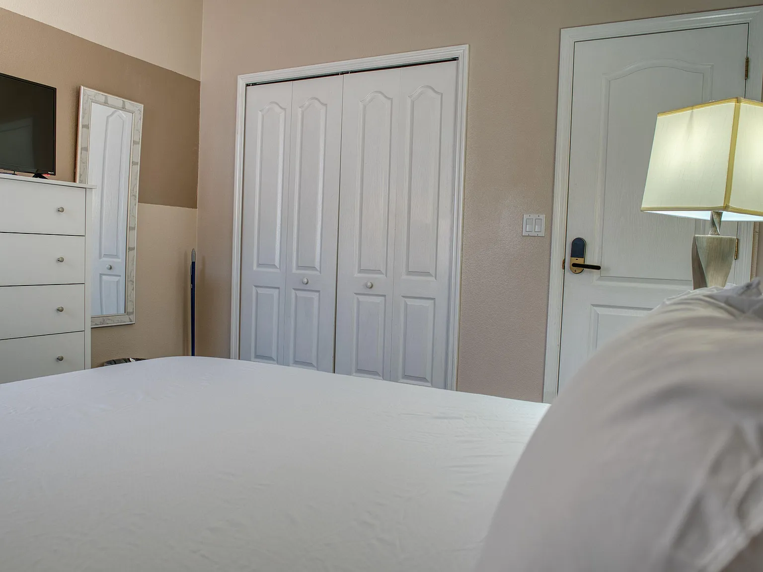 4 bed, 3.0 bath, 2648 sqft, $992 — Photo 4