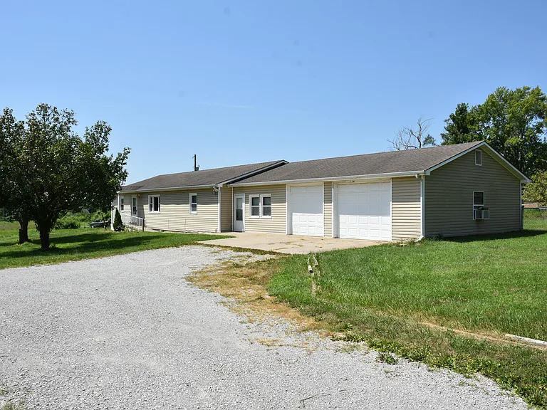 714 E Nance Dr — Photo 1