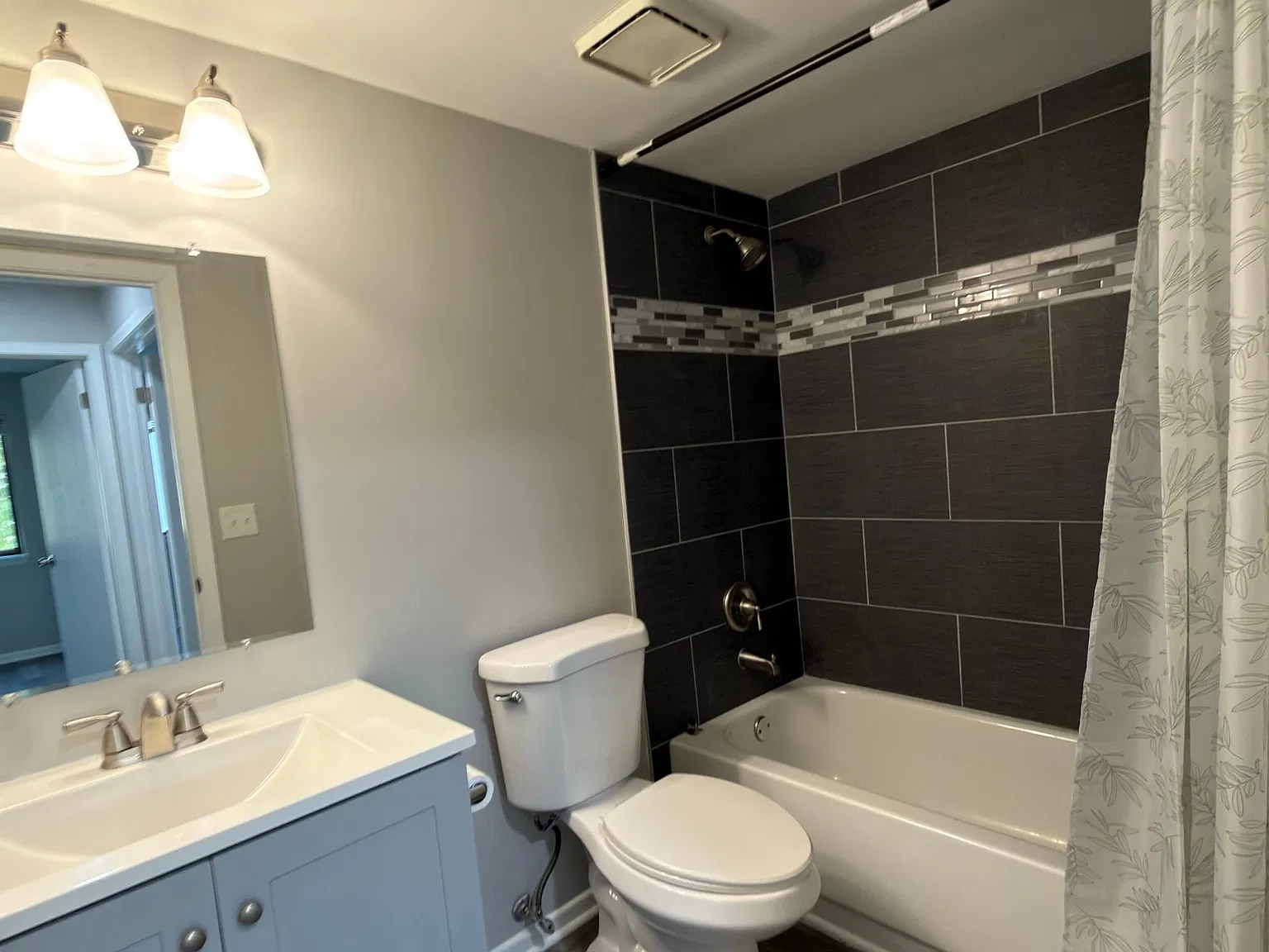 2 bed, 1200 sqft, $2,200 — Photo 4