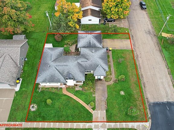 4th image of 905 East Ave