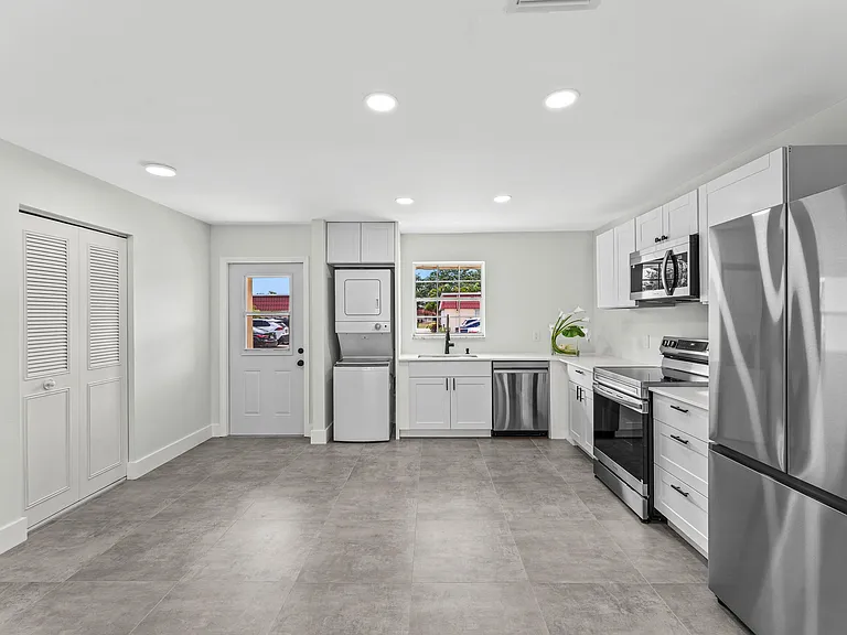 711 Laconia Cir #B — Photo 3