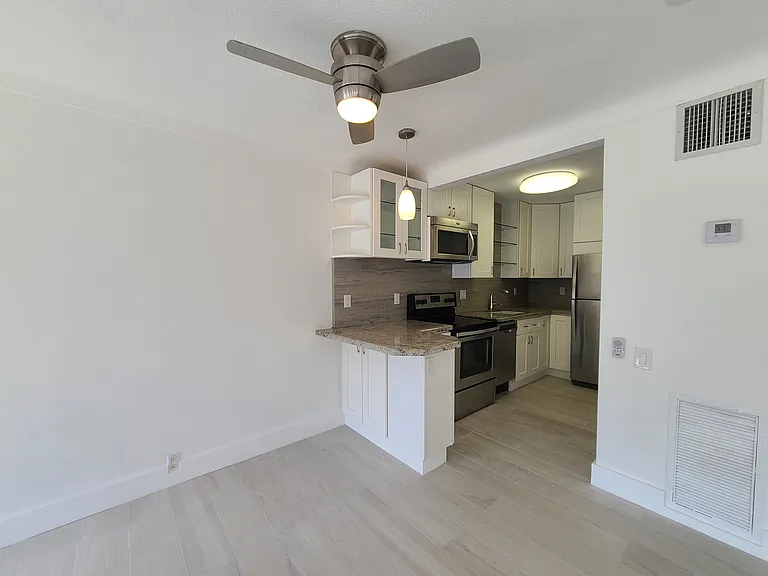 3913 NE 21st Ave #4 — Photo 5