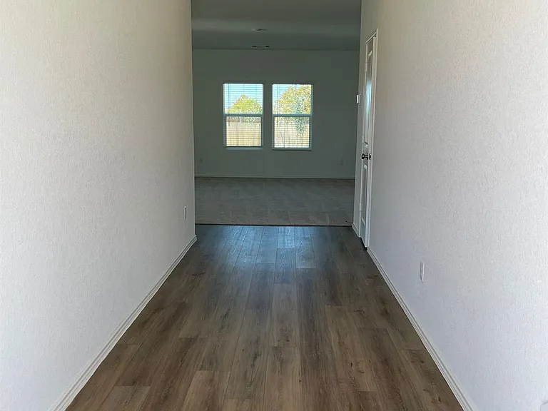 428 Bass Dr — Photo 2