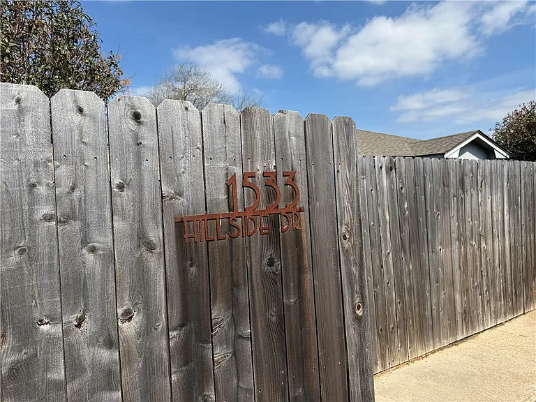 1533 Hillside Dr — Photo 4