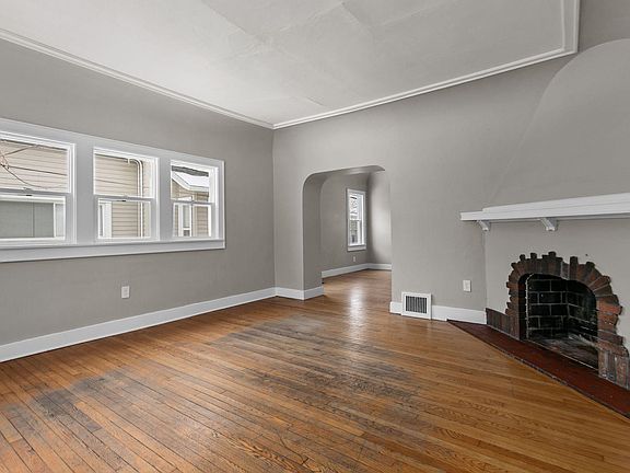 4th image of 1014 Stuart St