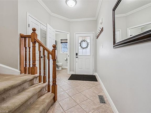 4th image of 707 Commonwealth Cres