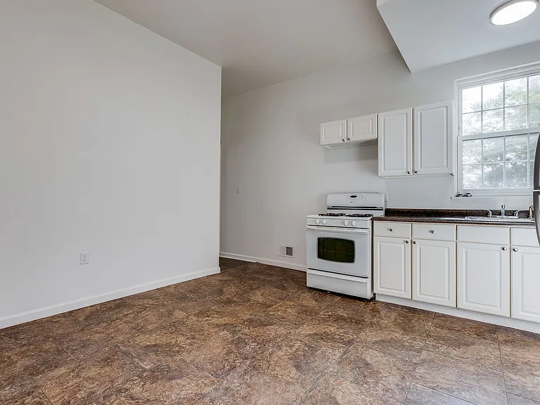 819 Proctor Way — Photo 7
