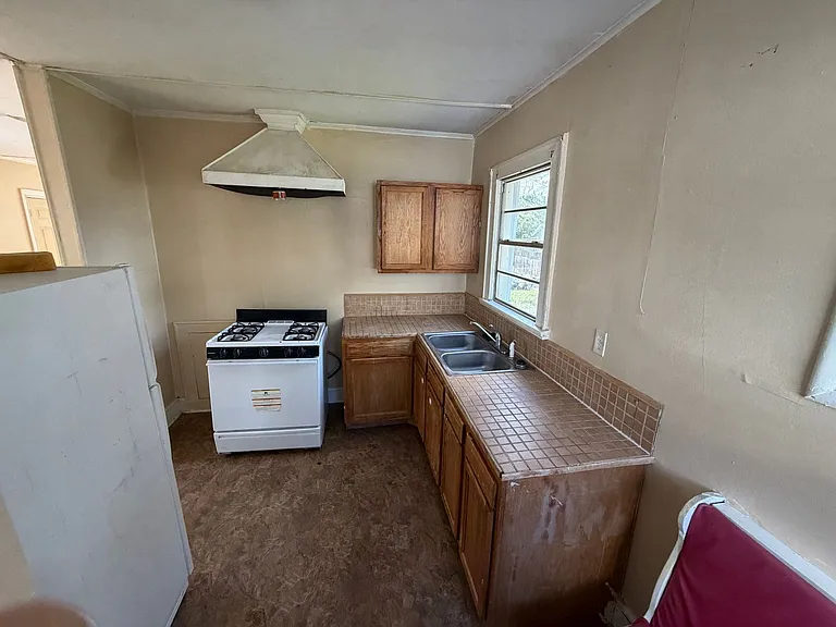 148 E Herndon St — Photo 4