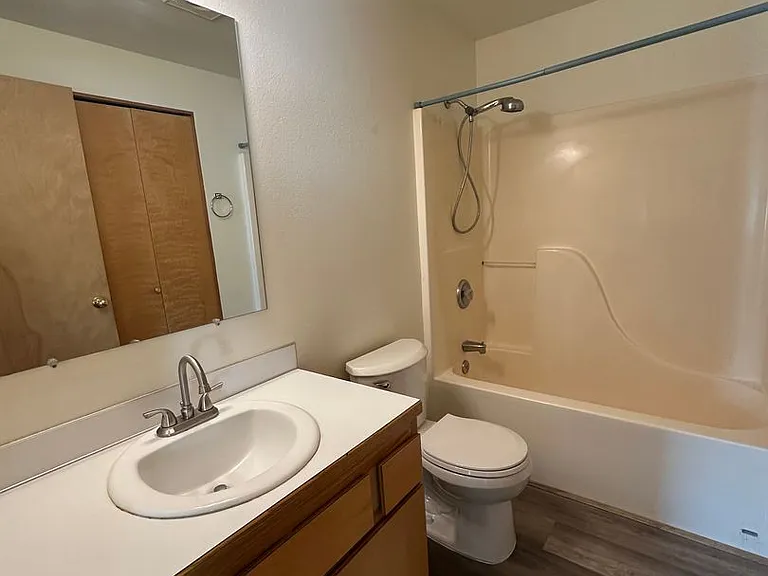 2132-2142 SW Reindeer Ave — Photo 9