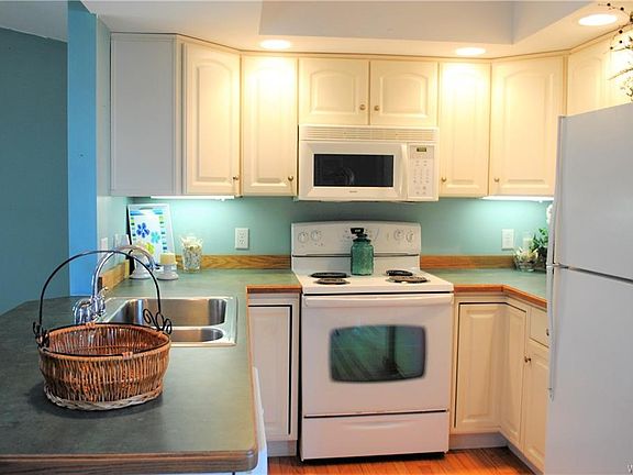 3rd image of 9695 Oak Grove Dr
