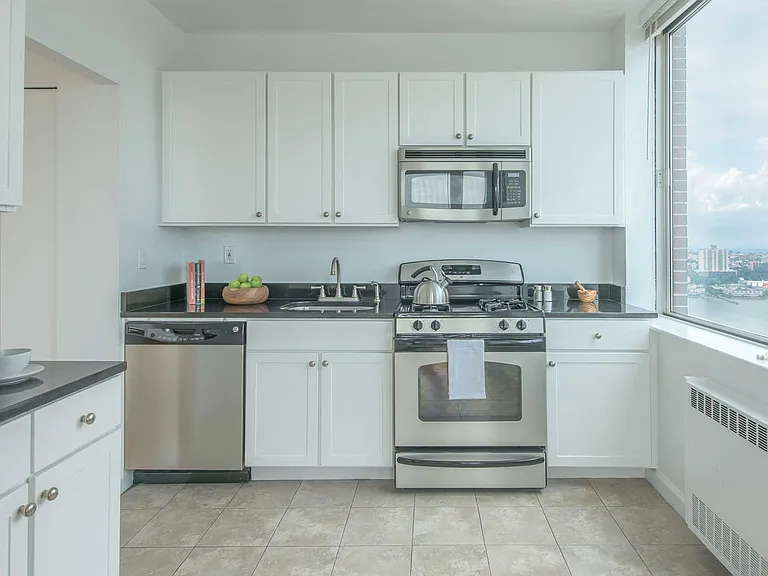 180 Riverside Blvd #510 — Photo 46
