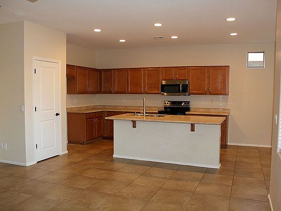 Open kitchen w/ large island